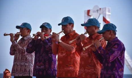  Coordinating Maritime Minister Luhut Binsar Panjaitan (center) along with Minister of Tourism Arif Yahya (second right), Minister of Transportation Budi Karya Sumadi (second left) and NTB Governor TGB Zainul Majdi (left) blows the horns when opening Sail Moyo Tambora 2018 at Badas Port, Sumbawa Besar, Sumbawa Regency, NTB, Sunday (Sept 9).