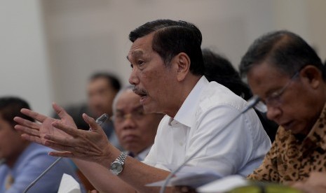 Coordinating Minister for Maritime Affairs Luhut Binsar Pandjaitan (white shirt).