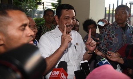 Coordinating Minister of Maritime Luhut Binsar Pandjaitan holds a press conference on his summon to Bawaslu related one-finger poses at IMF-World Bank Meeting, Jakarta, Friday (Nov 2).