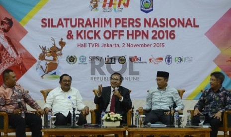  Menko Maritim, Rizal Ramli (tengah) bersama Gubernur NTB, Zainul Majdi (kedua kanan) menjadi pembicara saat diskusi Silaturahmi Hari Pers Nasional yang diadakan di Aula TVRI, Jakarta, Senin (2/11). 