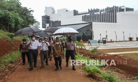 Menko Marves Luhut B Pandjaitan (kedua kiri) didampingi Rektor Universitas Islam Internasional Indonesia (UIII) Komaruddin Hidayat (ketiga kiri) meninjau progres pembangunan Kampus UIII di Cimanggis, Depok, Jawa Barat, Kamis (20/1/20222). Dalam kunjungan kerjanya Menko Marves meninjau progres pembangunan infrastruktur tahap dua Kampus UIII di atas lahan seluas 142,5 hektar.