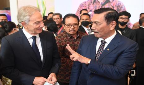 Menko Marves Luhut Pandjaitan (kanan) berbincang dengan mantan Perdana Menteri Inggris Tony Blair (kiri) sebelum pembukaan State-Owned Enterprises (SOE) International Conference di Bali Nusa Dua Convention Center (BNDCC), Bali, Senin (17/10/2022). SOE International Conference yang mengangkat tema 