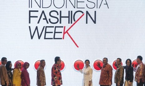 Menko Pembangunan Manusia dan Kebudayaan (PMK) Puan Maharani (kelima kanan) bersama sejumlah menteri lain resmi membuka Indonesia Fashion Week 2016 yang akan berlangsung hingga 13 Maret di JCC.