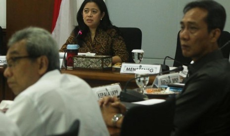 Menko Pembangunan Manusia dan Kebudayaan (PMK) Puan Maharani (tengah) memimpin rapat koordinasi terkait penyelenggaraan Asian Games XVIII/2018 dan MotoGP 2017 di Jakarta, Senin (11/1).