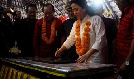 Menko Pembangunan Manusia dan Kebudayaan Puan Maharani bersama Ketua BKKBN Surya Chandra Surapaty (dua kiri), menandatangani pencanangan Kampung KB dan PIN Polio 2016 di Desa Penarungan, Badung, Bali, Ahad (13/3).