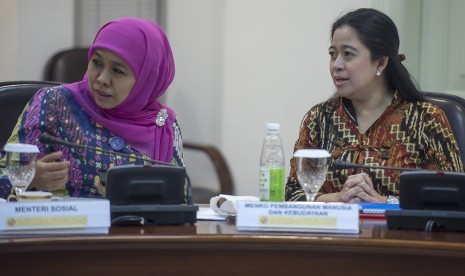 Menko Pembangunan Manusia dan Kebudayaan Puan Maharani (kanan) dan Mensos Khofifah Indar Parawansa (kiri) mengikuti rapat kabinet terbatas di Kantor Kepresidenan, Jakarta, Selasa (20/10). 