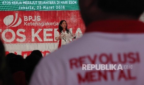 Menko Pembangunan Manusia dan Kebudayaan Puan Maharani menyampaikan pidato sambutannya saat menghadiri acara deklarasi Gerakan Nasional Revolusi Mental (GNRM) BPJS Ketenagakerjaan di Jakarta, Rabu (23/3).