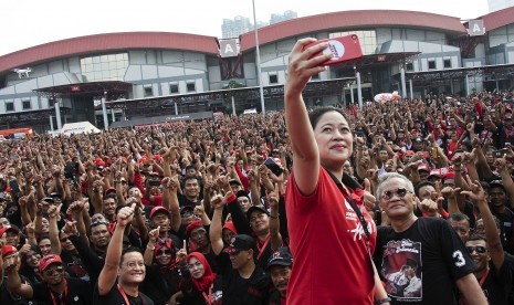 Menko Pembangunan Manusia dan Kebudayaan Puan Maharani (tengah) berfoto bersama sejumlah kader dan simpatisan PDI Perjuangan (PDIP) saat senam bersama memperingati HUT ke-46 PDIP di JIExpo Kemayoran, Jakarta, Jumat (11/1/2019). 