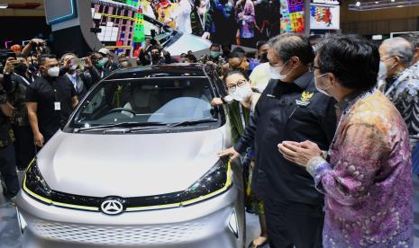 Menko Perekonomian Airlangga Hartanto (kedua kanan) melihat mobil listrik Daihatsu Ayla EV usai membuka GIIAS 2022 di ICE BSD, Tangerang, Banten, Kamis (11/8/2022). Pameran otomotif GIIAS 2022 digelar pada 11-21 Agustus 2022 menghadirkan 25 merek kendaraan penumpang dan komersial serta memamerkan kendaraan listrik dan konsep.