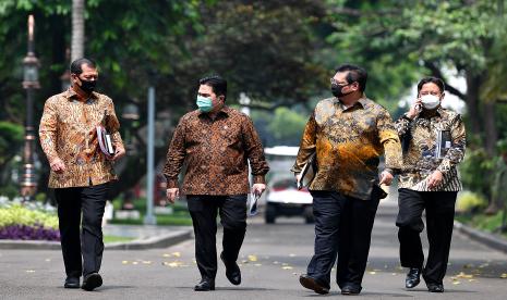 Menko Perekonomian Airlangga Hartarto berbincang dengan Kepala BNPB Letjen TNI Doni Monardo, Menteri BUMN Erick Thohir dan Wakil Menteri BUMN Budi Gunadi Sadikin usai bertemu Presiden Joko Widodo di Istana Kepresidenan, Jakarta