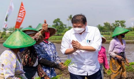 Menko Perekonomian Airlangga Hartarto berharap, peringatan Hari Tani Nasional setiap tanggal 24 September menjadi momentum kedaulatan dan kemandirian pangan nasional.