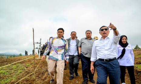 Menko Perekonomian Airlangga Hartarto bersama Menko Marves Luhut Binsar Pandjaitan dan Anggota Komisi IV DPR Alien Mus meninjau food estate di Humbang Hasundutan, Sumatra Utara, Sabtu (23/9/2023).