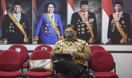 Menko Perekonomian Airlangga Hartarto bersiap memberikan keterangan pers usai mengikuti sidang kabinet paripurna di Kantor Presiden, Kompleks Istana Kepresidenan, Jakarta, Selasa (11/10/2022). Sidang kabinet paripurna tersebut diantaranya membahas langkah menghadapi kondisi global yang tengah dalam ancaman resesi, realisasi belanja Kementerian dan Lembaga, kegiatan presidensi G20 Indonesia, serta perkembangan penanganan COVID-19.