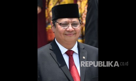 Menko Perekonomian Airlangga Hartarto bersiap mengikuti foto bersama seusai pelantikan menteri Kabinet Indonesia Maju di Beranda Halaman Istana Merdeka, Jakarta, Rabu (23/10/2019).