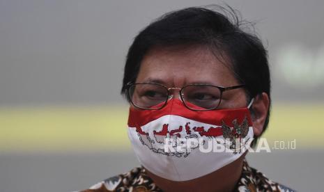 Menko Perekonomian Airlangga Hartarto bersiap menyampaikan keterangan terkait perekonomian nasional di masa pandemi COVID-19 di Jakarta, Rabu (5/8/2020). Airlangga mengatakan setelah pada kuartal II tahun 2020 ekonomi Indonesia terkoreksi 5,32 persen, dibutuhkan belanja minimal Rp800 triliun perkuartal ke berbagai sektor untuk mempersempit ruang pertumbuhan negatif. 