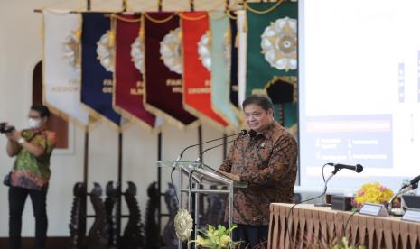 Menko Perekonomian Airlangga Hartarto di Balai Senat UGM.