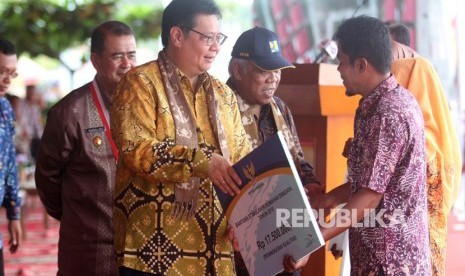 Menko Perekonomian Airlangga Hartarto (kedua kiri)