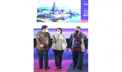 Menko Perekonomian Airlangga Hartarto (kiri) bersama Menteri Keuangan Sri Mulyani (tengah) dan Gubernur Bank Indonesia Perry Warjiyo berjalan bersama saat Opening Ceremony Presidensi G20 Indonesia 2022 di Jakarta, Rabu (1/12/2021). Presidensi G20 Indonesia dimulai pada 1 Desember 2021 hingga 30 November 2022 dengan mengusung tema Recover Together, Recover Stronger.