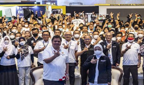 Menko Perekonomian Airlangga Hartarto (kiri depan) bersama Menteri Ketenagakerjaan Ida Fauziyah (kanan depan) dan jajaran berfoto bersama dalam Festival Pelatihan Vokasi dan Job Fair Nasional 2022 di JCC Senayan, Jakarta, Ahad (30/10/2022). Festival yang berlangsung 28-30 Oktober 2022 itu merupakan puncak dari acara Bulan Pelatihan Vokasi Nasional (BPVN) 2022 yang bertujuan untuk menjawab tantangan ketenagakerjaan yang semakin kompleks. 