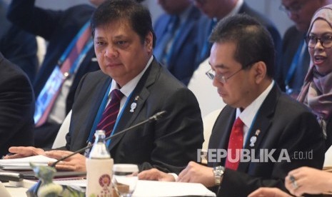 Menko Perekonomian Airlangga Hartarto (kiri) didampingi Menteri Perdagangan Agus Suparmanto (kanan) mengikuti ASEAN Economic Community (AEC) Council Meeting ke-18 di Impact Arena, Bangkok, Thailand, Kamis (31/10/2019). 