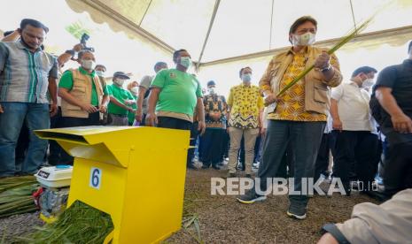 Menko Airlangga dan Ketum PBNU Pimpin Replanting Peremajaan Sawit Rakyat di Muara Enim. Foto:  Menko Perekonomian Airlangga Hartarto meninjau salah satu stan pameran usai Penanaman Perdana Program Peremajaan Sawit Rakyat di Desa Parit Gajah, Kabupaten Siak, Riau, Kamis (24/2/2022). Kunjungan kerja Menko Perekonomian tersebut diantaranya meliputi Penanaman Perdana Program Peremajaan Sawit Rakyat (PSR) serta meninjau operasi pasar dan pelaksanaan vaksinasi COVID-19 di Kota Pekanbaru. 