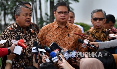 Menko Perekonomian Airlangga Hartarto (tengah) bersama Gubernur BI Perry Warjiyo (kiri) dan Ketua Dewan Komisioner OJK Wimboh Santoso memberikan keterangan pers sesuai bertemu dengan Presiden Joko Widodo terkait penanganan dampak virus corona terhadap sektor ekonomi Indonesia di kompleks Istana Kepresidenan, Jakarta, Senin (2/3/2020).