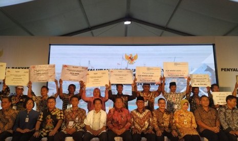 Menko Perekonomian Darmin Nasution berfoto bersama para penerima Kredit Usaha Rakyat (KUR) Perikanan Rakyat di Demak, Jawa Tengah, Ahad (24/3). 