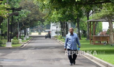 Menko Perekonomian Darmin Nasution berhjalan keluar Istana Merdeka usai mengikuti penyerahan hasil pemeriksaan atas laporan keuangan pada emerintah pusat 2015 kepada Presiden Joko Widodo di Istana Merdeka, Jakarta, Rabu (5/10).