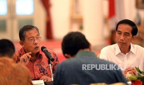 Menko Perekonomian Darmin Nasution bersama Presiden Joko Widodo saat mengumumkan Paket Kebijakan Ekonomi ke-12 di depan petinggi media di Istana Negara, Jakarta, Kamis (28/4).Republika/Wihdan Hidayat