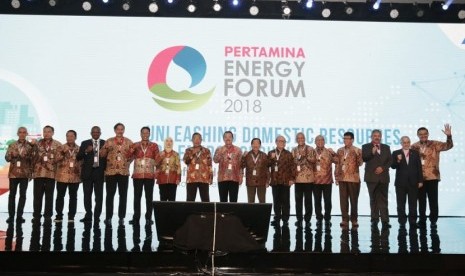 Menko Perekonomian Darmin Nasution didampingi Deputi III Bidang Koordinasi Infrastruktur Kementerian Koordinator Bidang Kemaritiman Ridwan Djamaluddin, Komisi VI DPR RI Supratman Andi Agtas, President Director PT Pertamina (Persero) Nicke Widyawati bersama empat pejabat lainnya secara resmi membuka Pertamina Energy Forum 2018 di Jakarta, Rabu (28/11).