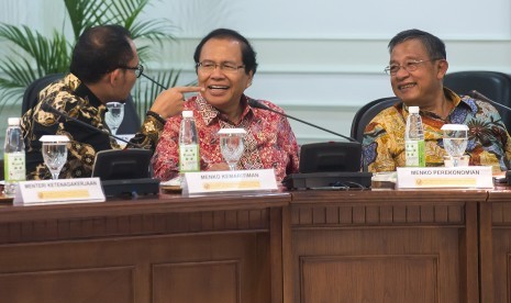 Menko Perekonomian Darmin Nasution (kanan) dan Menko Kemaritiman dan Sumber Daya Rizal Ramli (tengah) berbincang dengan Menteri Ketenagakerjaan Hanif Dakhiri (kiri) sebelum mengikuti rapat kabinet terbatas di Kantor Kepresidenan, Jakarta, Senin (29/2).