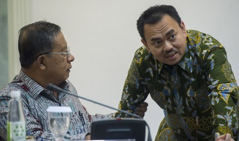 Menko Perekonomian Darmin Nasution (kiri) berbincang dengan Menteri ESDM Sudirman Said (kanan) sebelum mengikuti rapat kabinet terbatas di Kantor Kepresidenan, Jakarta, Selasa (29/12). 