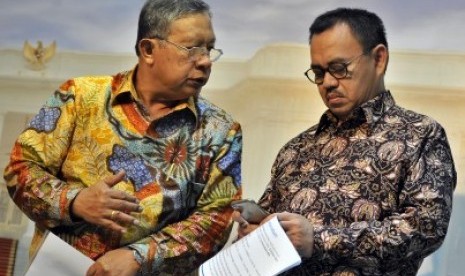 Menko Perekonomian Darmin Nasution (kiri) berdiskusi dengan Menteri ESDM Sudirman Said (kanan) saat mengumumkan paket Kebijakan Ekonomi Tahap III di Kantor Kepresidenan, Jakarta, Rabu (7/10). 