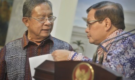 Menko Perekonomian Darmin Nasution (kiri) berdiskusi dengan Seskab Pramono Anung (kanan) saat memaparkan Paket kebijakan Ekonomi IX di Kantor Kepresidenan, Jakarta, Rabu (27/1). 