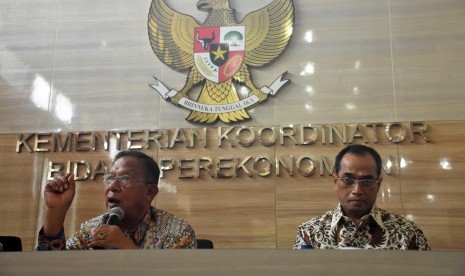 Menko Perekonomian Darmin Nasution (kiri) didampingi Menteri Perhubungan Budi Karya Sumadi (kanan) memberikan keterangan kepada wartawan seusai menggelar rapat koordinasi terkait evaluasi kebijakan penurunan tiket angkutan udara di Kantor Kementerian Perekonomian, Jakarta, Kamis (20/6/2019).