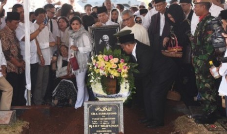 Menko Perekonomian Darmin Nasution meletakkan karangan bunga diatas makam almarhum Adnan Buyung Nasution di TPU Tanah Kusir, Jakarta, Kamis (24/9). Pengacara senior penerima Penghargaan Bintang Mahaputra atas jasa dan pengabdiannya kepada negara itu dimaka