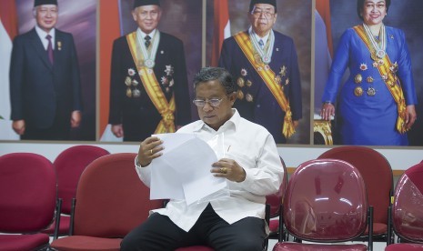 Menko Perekonomian Darmin Nasution membaca bahan hasil rapat kabinet terbatas sebelum mengumumkan Paket Kebijakan Ekonomi Jilid Enam di Kantor Kepresidenan, Jakarta, Kamis (5/11).