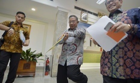 Menko Perekonomian Darmin Nasution (tengah) bersama Sekretaris Kabinet Pramono Anung (kanan) meninggalkan tempat usai memaparkan Paket Kebijakan Ekonomi Tahap XI di Kantor Presiden, Jakarta, Selasa (29/3).