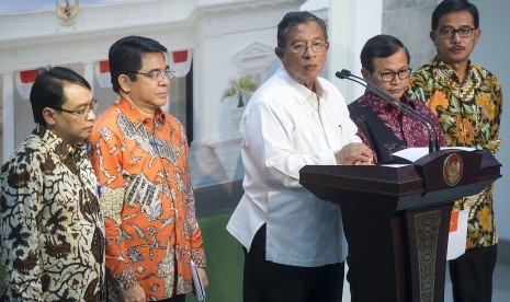 Menko Perekonomian Darmin Nasution (tengah) bersama Seskab Pramono Anung (kedua kanan), Menteri Agraria dan Tata Ruang/Kepala BPN Ferry Mursyidan Baldan (kanan), Kepala BKPM Franky Sibarani (kedua kiri) dan Kepala BPOM Roy Alexander Sparringa (kiri) mengum