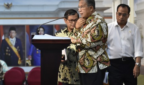 Menko Perekonomian Darmin Nasution (tengah) didampingi Menteri Perhubungan Budi Karya Sumadi (kanan) dan Seskab Pramono Anung (kiri) mengumumkan Paket Kebijakan Ekonomi XV di Kantor Presiden, Jakarta, Kamis (15/6). 