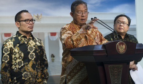 Menko Perekonomian Darmin Nasution (tengah), Menteri Ketenagakerjaan Hanif Dhakiri (kiri) dan Menteri Keuangan Bambang Brodjonegoro (kanan) memberikan keterangan pers soal paket kebijakan ekonomi jilid IV di Kantor Kepresidenan, Jakarta, Kamis (15/10). 