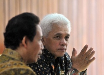 Menko Perekonomian Hatta Rajasa (kanan).