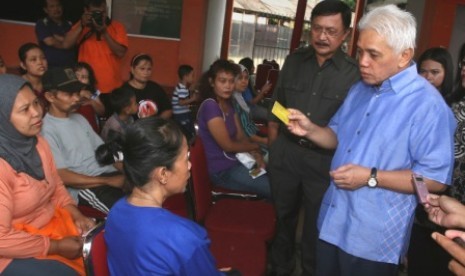 Menko Perekonomian Hatta Rajasa (kanan) berdialog dengan warga saat penyerahan Bantuan Langsung Sementara (BLSM) di Kantor Pos Mampang, Jakarta, Sabtu (22/6)