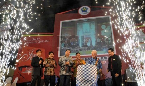  Menko Perekonomian Hatta Rajasa (kedua kanan) dan Ketua IKAPI DKI Jakarta HE Afrizal Sinaro (paling kanan) membuka Islamic Book Fair ke-12 di Istora Senayan, Jakarta, Jumat (1/3).  (Republika/Prayogi)