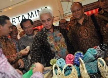 Menko Perekonomian, Hatta Rajasa, melihat produk-produk yang ditampilkan dalam Indonesia Halal Business and Food Expo, di Jakarta, Jumat (12/8)