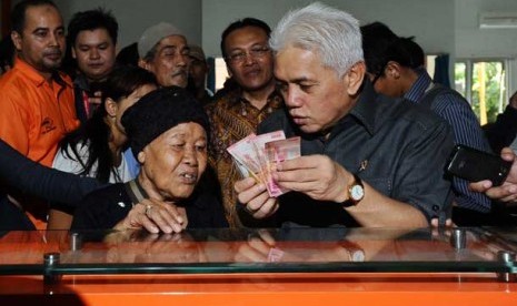  Menko Perekonomian Hatta Rajasa meninjau langsung pembagian Bantuan Langsung Sementara Masyarakat (BLSM) 2013 di Kantor Pos Kramatdjati, Jakarta Timur, Selasa (25/6). 