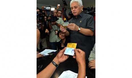  Menko Perekonomian Hatta Rajasa meninjau langsung pembagian Bantuan Langsung Sementara Masyarakat (BLSM) 2013 di Kantor Pos Kramatdjati, Jakarta Timur, Selasa (25/6).   (Republika/Tahta Aidilla)