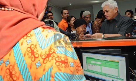  Menko Perekonomian Hatta Rajasa meninjau langsung pembagian Bantuan Langsung Sementara Masyarakat (BLSM) 2013 di Kantor Pos Kramatdjati, Jakarta Timur, Selasa (25/6).   (Republika/Tahta Aidilla)