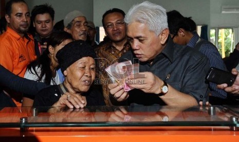  Menko Perekonomian Hatta Rajasa meninjau langsung pembagian Bantuan Langsung Sementara Masyarakat (BLSM) 2013 di Kantor Pos Kramatdjati, Jakarta Timur, Selasa (25/6).   (Republika/Tahta Aidilla)