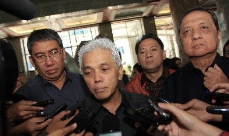 Menko Perekonomian Hatta Rajasa (tengah).